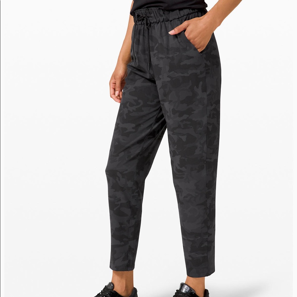 lululemon leopard jogger/trouser pant - Size 4